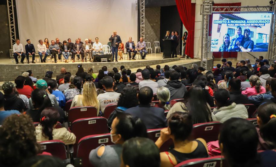 Títulos de propriedade entregues pelo Governo dão segurança a 296 famílias de Palmas