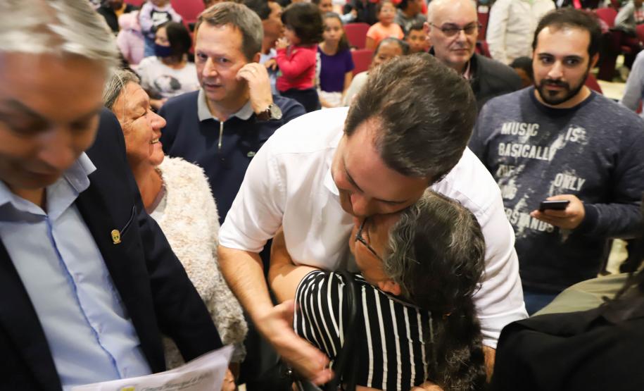 Títulos de propriedade entregues pelo Governo dão segurança a 296 famílias de Palmas