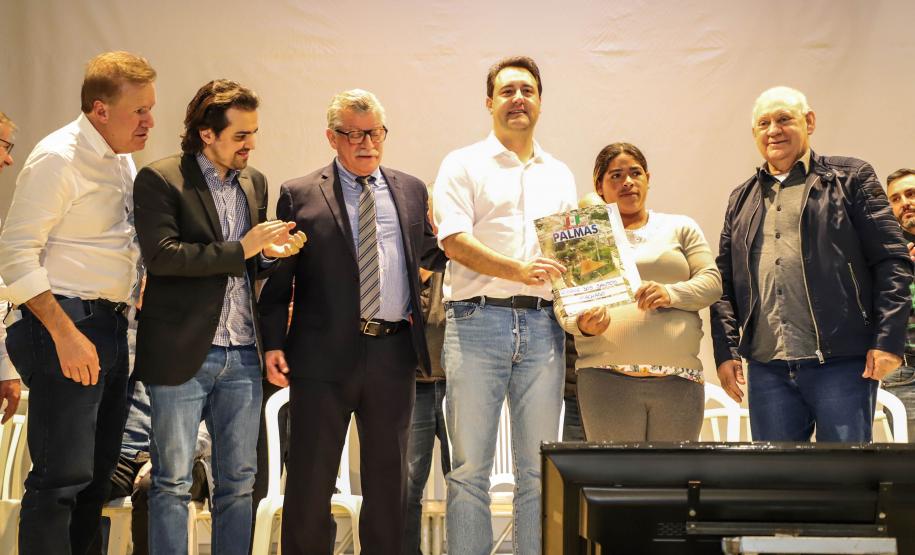 Títulos de propriedade entregues pelo Governo dão segurança a 296 famílias de Palmas