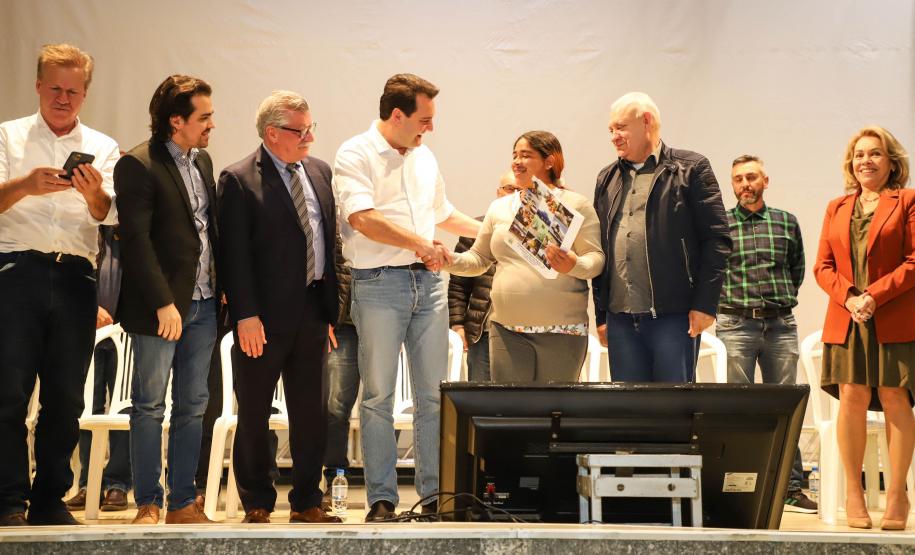 Títulos de propriedade entregues pelo Governo dão segurança a 296 famílias de Palmas