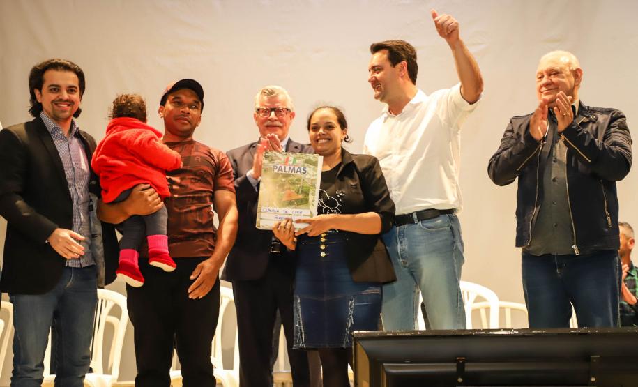 Títulos de propriedade entregues pelo Governo dão segurança a 296 famílias de Palmas