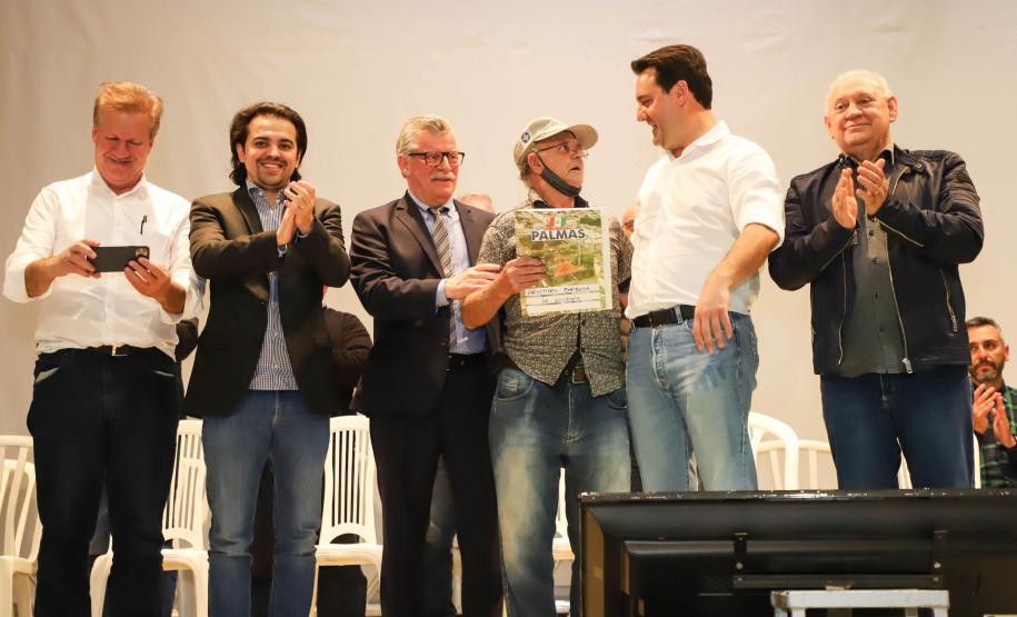 Títulos de propriedade entregues pelo Governo dão segurança a 296 famílias de Palmas