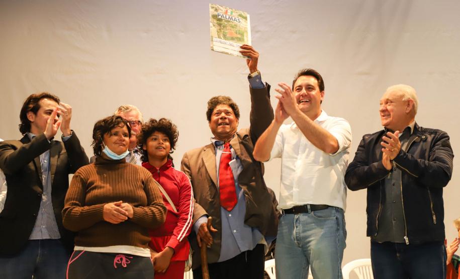 Títulos de propriedade entregues pelo Governo dão segurança a 296 famílias de Palmas