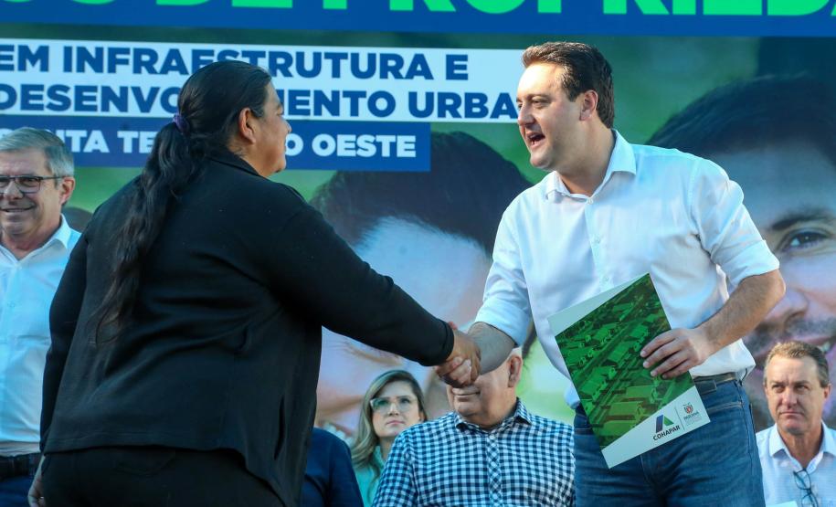 Governador entrega títulos de propriedade e libera R$ 7 milhões para Santa Tereza do Oeste