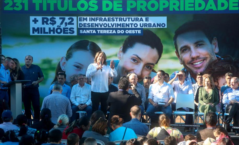 Governador entrega títulos de propriedade e libera R$ 7 milhões para Santa Tereza do Oeste
