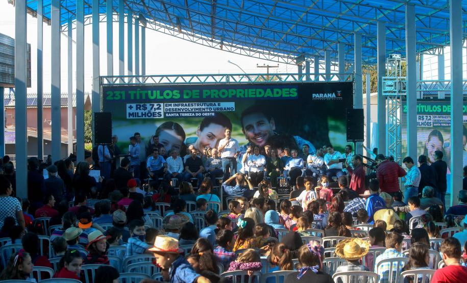 Governador entrega títulos de propriedade e libera R$ 7 milhões para Santa Tereza do Oeste