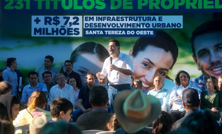 Governador entrega títulos de propriedade e libera R$ 7 milhões para Santa Tereza do Oeste