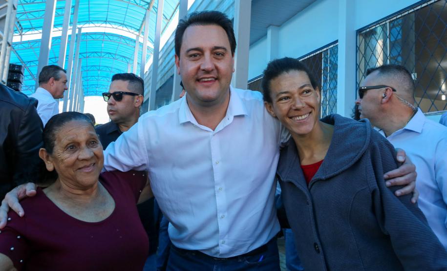 Governador entrega títulos de propriedade e libera R$ 7 milhões para Santa Tereza do Oeste