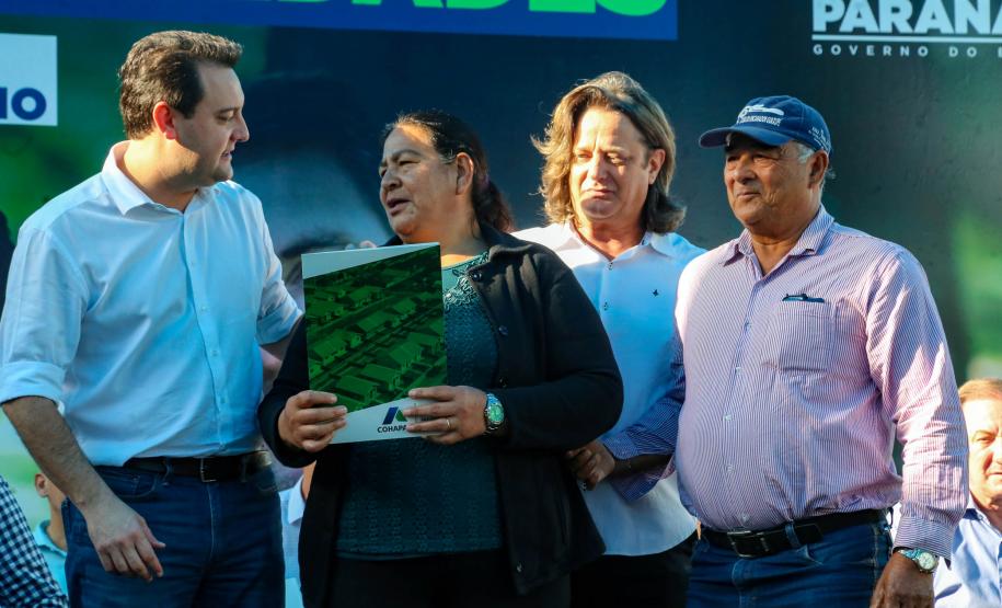 Governador entrega títulos de propriedade e libera R$ 7 milhões para Santa Tereza do Oeste
