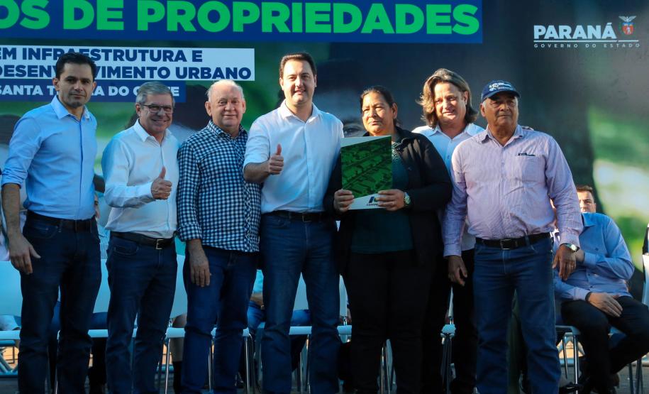 Governador entrega títulos de propriedade e libera R$ 7 milhões para Santa Tereza do Oeste