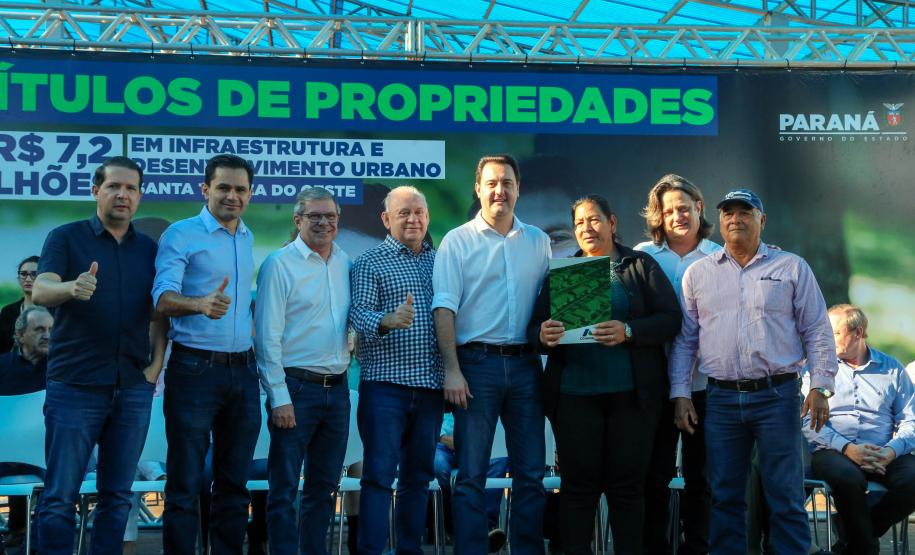 Governador entrega títulos de propriedade e libera R$ 7 milhões para Santa Tereza do Oeste