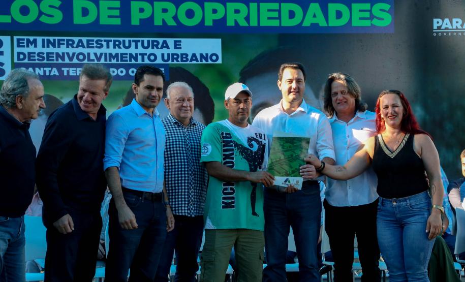 Governador entrega títulos de propriedade e libera R$ 7 milhões para Santa Tereza do Oeste