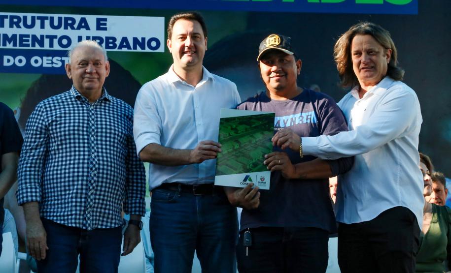 Governador entrega títulos de propriedade e libera R$ 7 milhões para Santa Tereza do Oeste