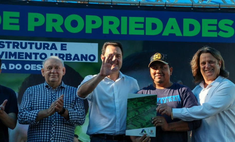 Governador entrega títulos de propriedade e libera R$ 7 milhões para Santa Tereza do Oeste