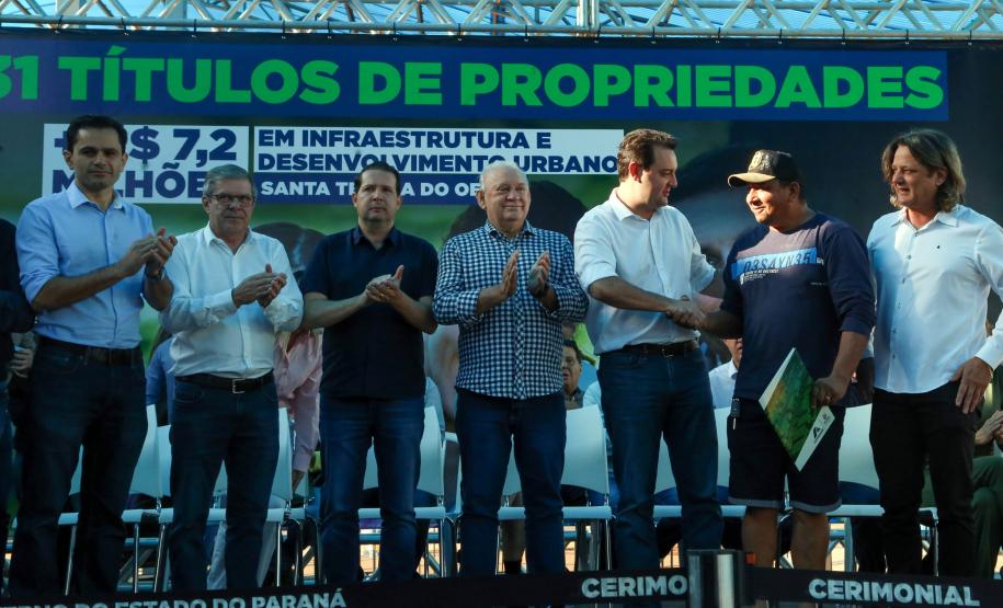 Governador entrega títulos de propriedade e libera R$ 7 milhões para Santa Tereza do Oeste