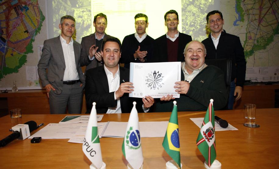 Estado e Prefeitura de Curitiba firmam novas parcerias para habitação e transporte público