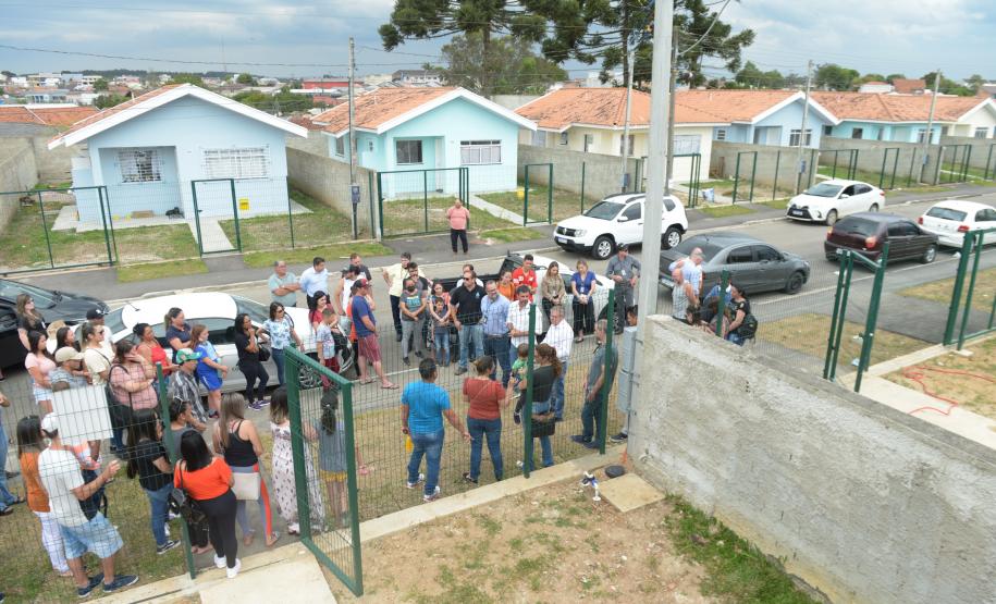 Trinta e seis famílias de Piraquara recebem chaves da casa própria