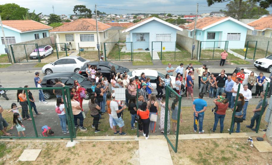 Trinta e seis famílias de Piraquara recebem chaves da casa própria