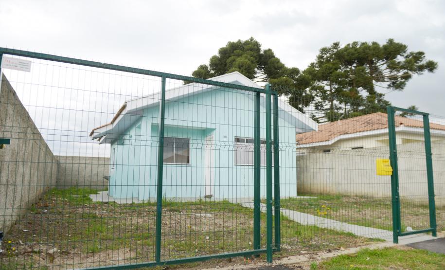 Trinta e seis famílias de Piraquara recebem chaves da casa própria