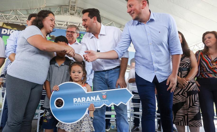 Governador entrega casas custeadas pelo Estado a 34 famílias de Rio Azul