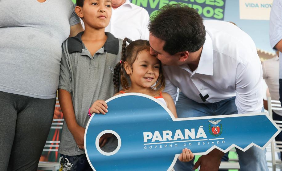 Governador entrega casas custeadas pelo Estado a 34 famílias de Rio Azul