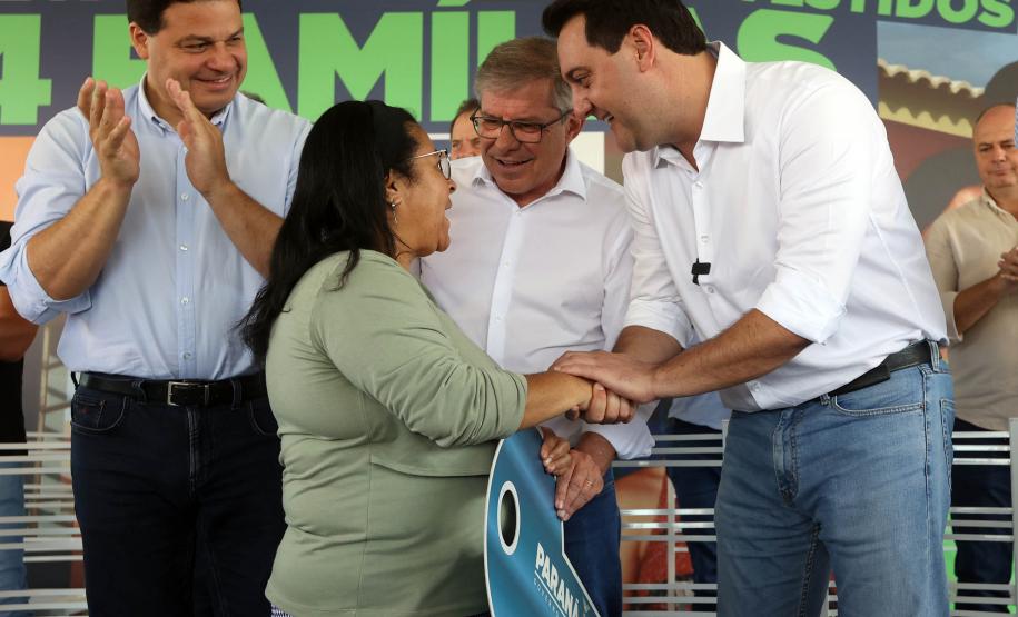Governador entrega casas custeadas pelo Estado a 34 famílias de Rio Azul