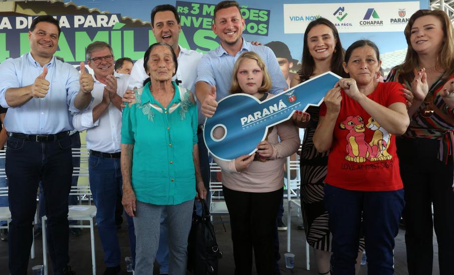 Governador entrega casas custeadas pelo Estado a 34 famílias de Rio Azul