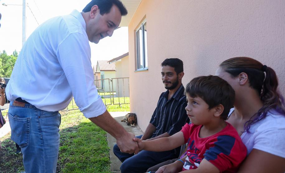 Governador entrega casas custeadas pelo Estado a 34 famílias de Rio Azul