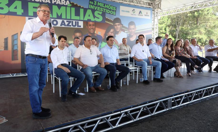 Governador entrega casas custeadas pelo Estado a 34 famílias de Rio Azul