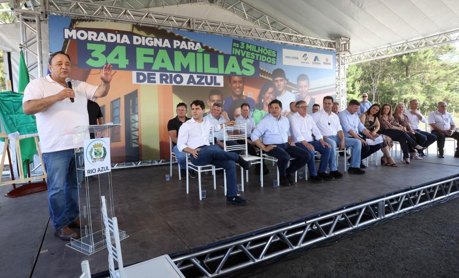 Governador entrega casas custeadas pelo Estado a 34 famílias de Rio Azul