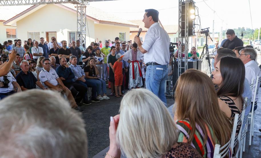 Governador entrega casas custeadas pelo Estado a 34 famílias de Rio Azul