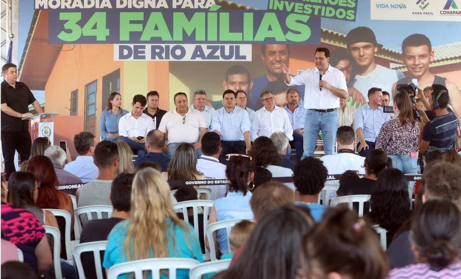 Governador entrega casas custeadas pelo Estado a 34 famílias de Rio Azul