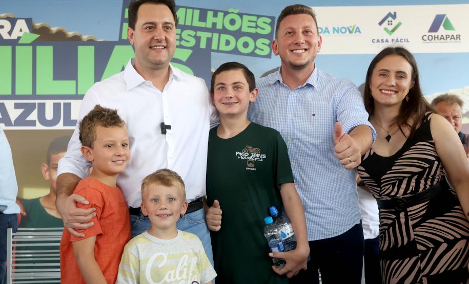 Governador entrega casas custeadas pelo Estado a 34 famílias de Rio Azul
