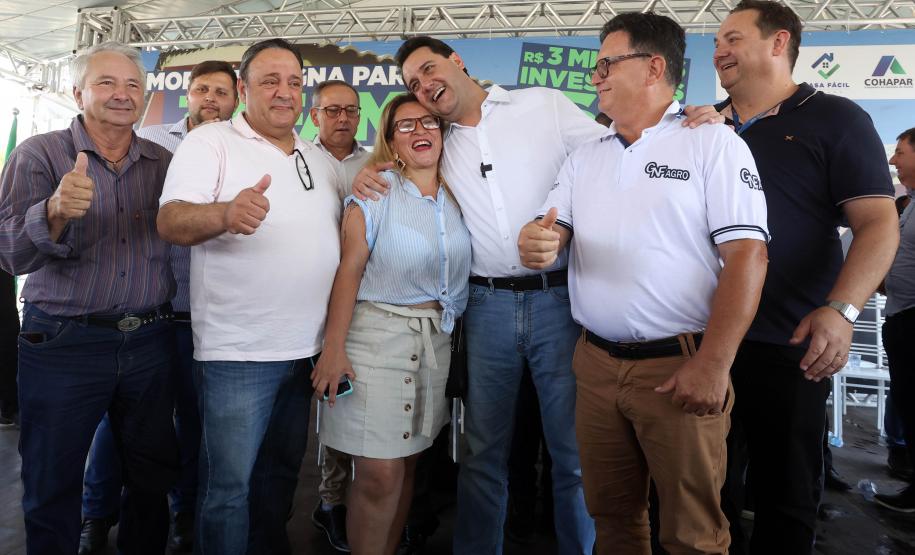 Governador entrega casas custeadas pelo Estado a 34 famílias de Rio Azul