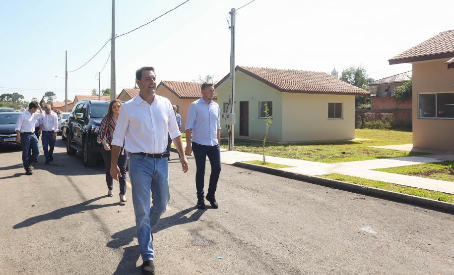 Governador entrega casas custeadas pelo Estado a 34 famílias de Rio Azul
