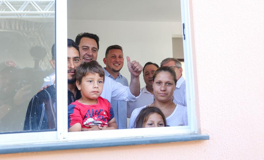 Governador entrega casas custeadas pelo Estado a 34 famílias de Rio Azul