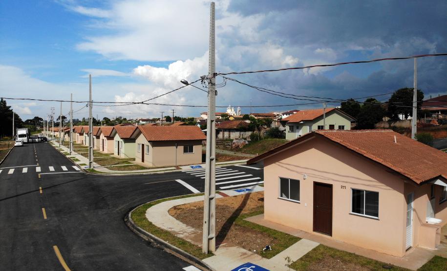 Governador entrega casas custeadas pelo Estado a 34 famílias de Rio Azul