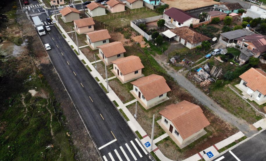 Governador entrega casas custeadas pelo Estado a 34 famílias de Rio Azul