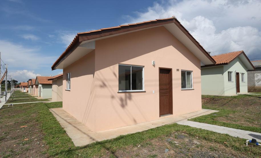 Governador entrega casas custeadas pelo Estado a 34 famílias de Rio Azul