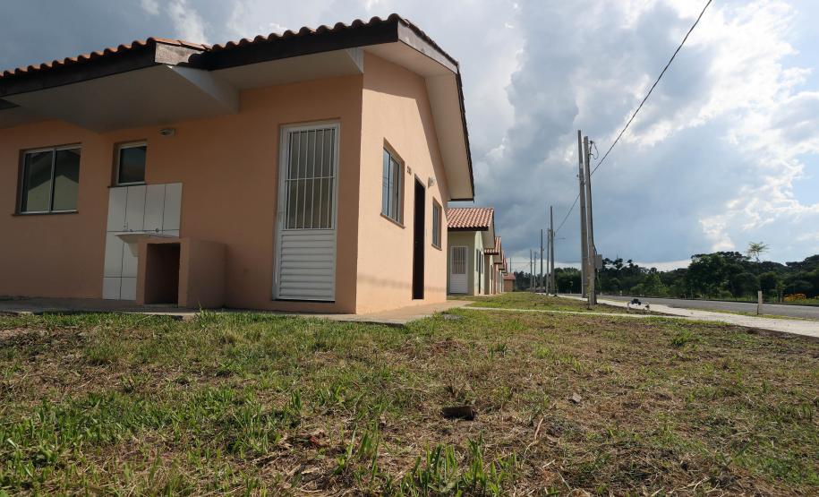 Governador entrega casas custeadas pelo Estado a 34 famílias de Rio Azul
