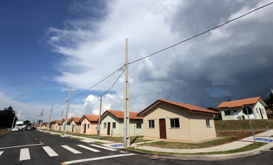 Governador entrega casas custeadas pelo Estado a 34 famílias de Rio Azul
