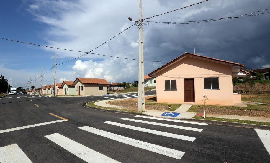 Governador entrega casas custeadas pelo Estado a 34 famílias de Rio Azul