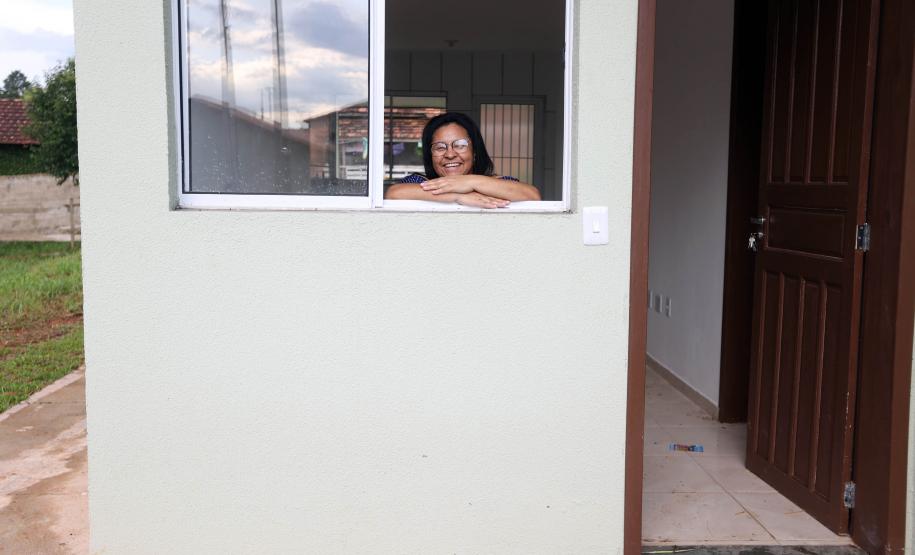 Governador entrega casas custeadas pelo Estado a 34 famílias de Rio Azul