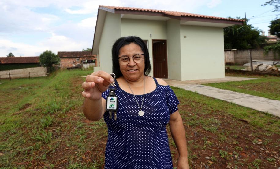 Governador entrega casas custeadas pelo Estado a 34 famílias de Rio Azul