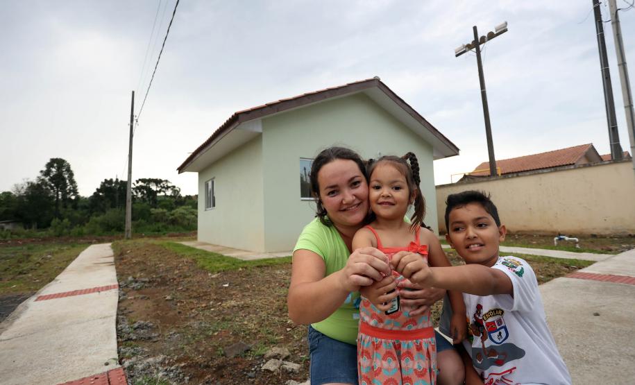 Governador entrega casas custeadas pelo Estado a 34 famílias de Rio Azul