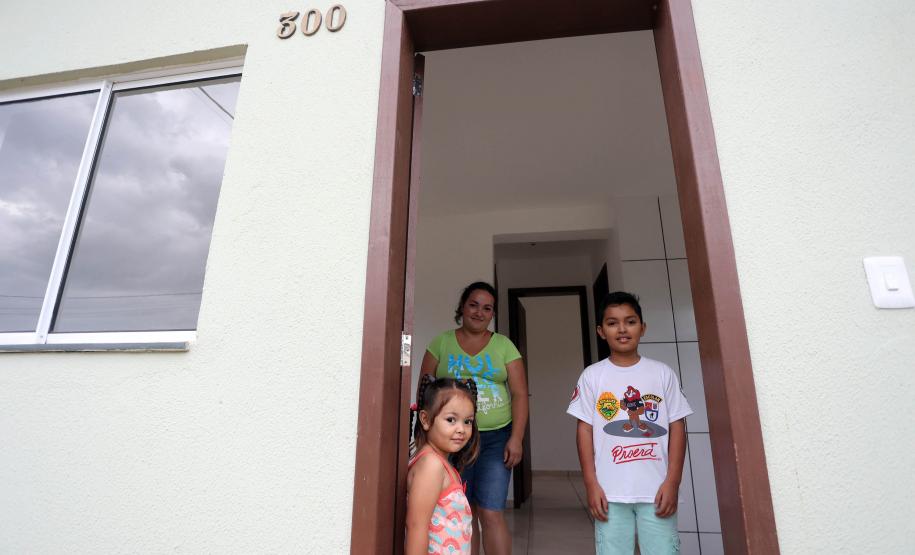 Governador entrega casas custeadas pelo Estado a 34 famílias de Rio Azul