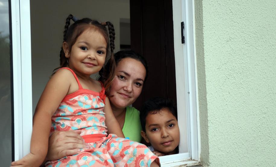 Governador entrega casas custeadas pelo Estado a 34 famílias de Rio Azul