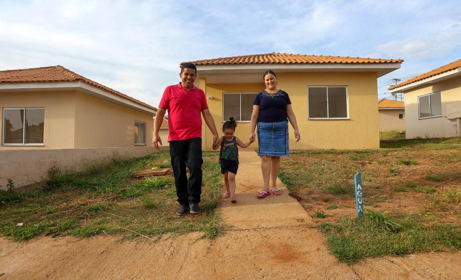 Com investimento de R$ 8,1 milhões do Estado, governador entrega 84 casas populares a famílias de Ventania