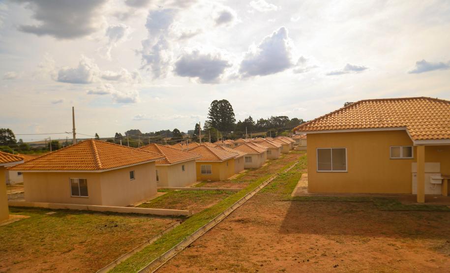 Com investimento de R$ 8,1 milhões do Estado, governador entrega 84 casas populares a famílias de Ventania