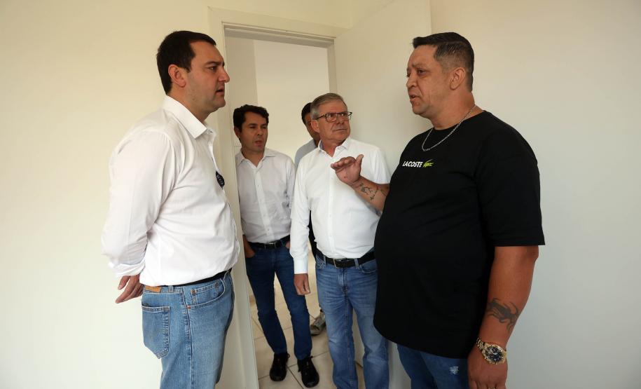 Com investimento de R$ 8,1 milhões do Estado, governador entrega 84 casas populares a famílias de Ventania